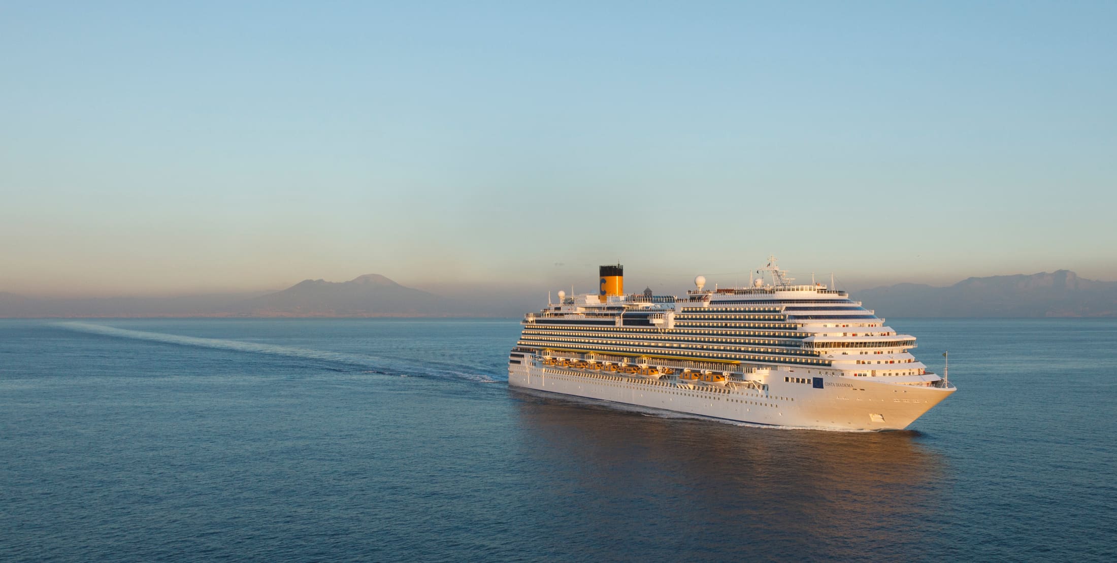 O Costa Diadema navegando ao entardecer