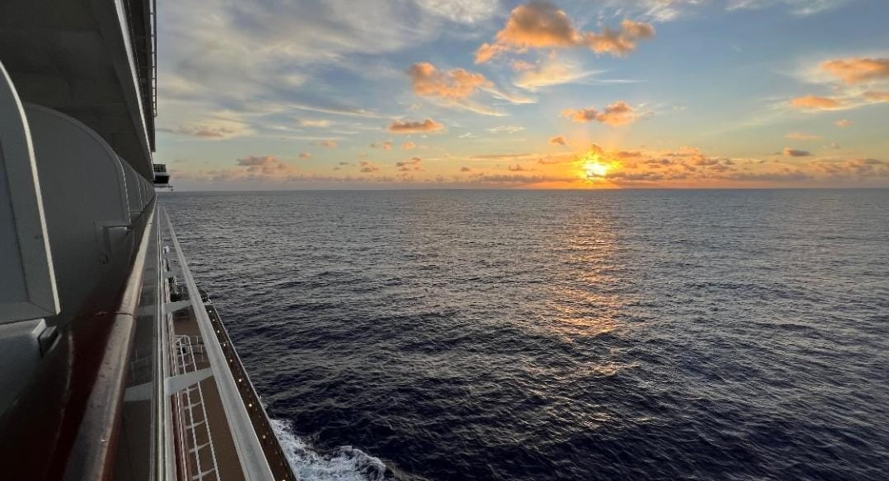 O pôr do sol visto da lateral do navio