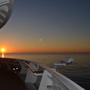 Pôr do sol em mar aberto