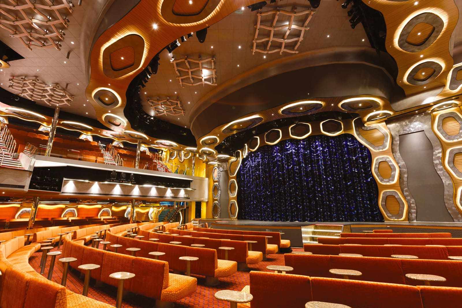O teatro do navio, com o palco ornamentado e as poltronas em arco