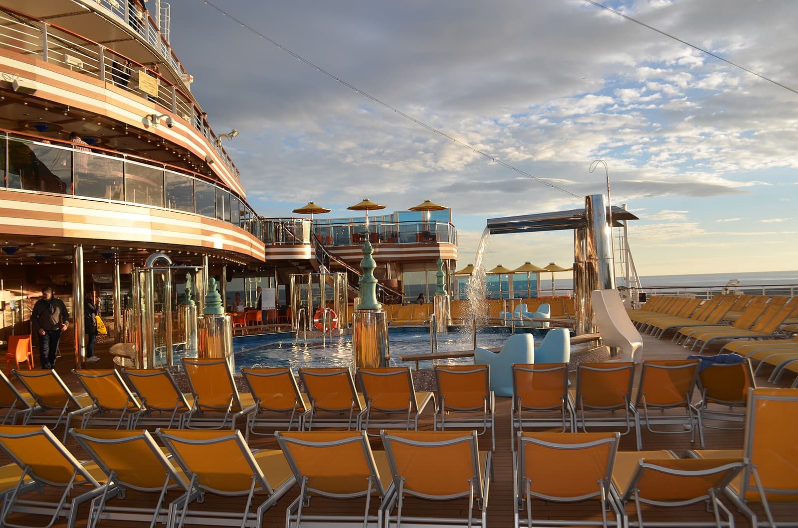 Decks e piscina ao entardecer